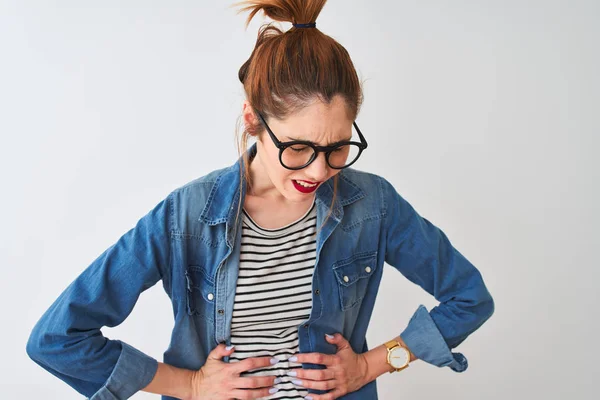 Donna Rossa Che Indossa Maglietta Righe Denim Camicia Occhiali Sfondo — Foto Stock