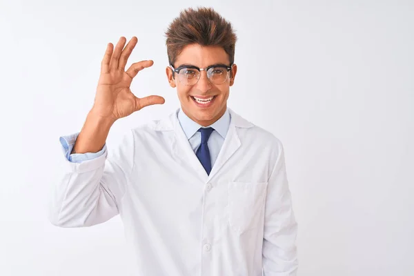 Νέος Όμορφος Επιστήμονας Άνδρας Φορώντας Γυαλιά Και Παλτό Πάνω Από — Φωτογραφία Αρχείου