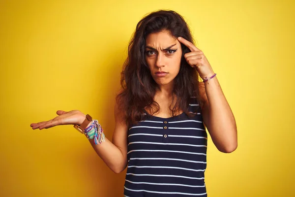 Jovem Mulher Bonita Vestindo Camiseta Listrada Sobre Fundo Amarelo Isolado — Fotografia de Stock