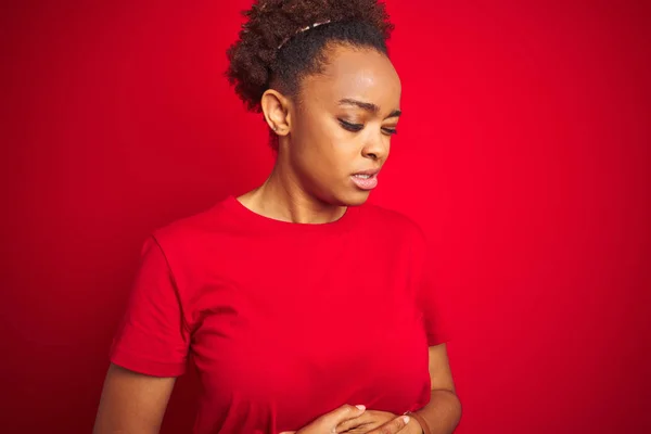 Молодая Красивая Африканская Американка Афроволосами Изолированном Красном Фоне Рукой Животе — стоковое фото