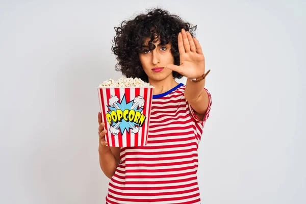 Giovane Donna Araba Con Capelli Ricci Contenente Pacchetto Popcorn Sfondo — Foto Stock