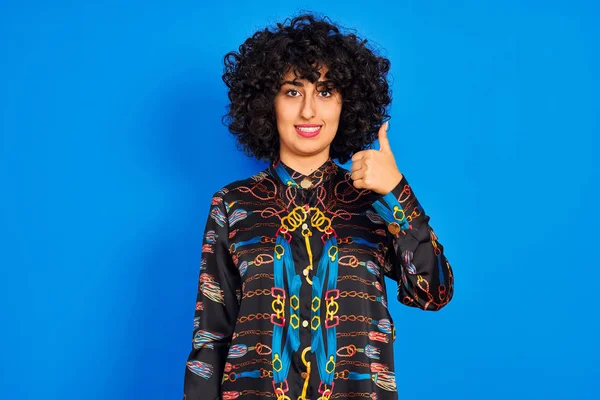Genç Arap Kadın Kıvırcık Saçlı Renkli Gömlekli Izole Edilmiş Mavi — Stok fotoğraf