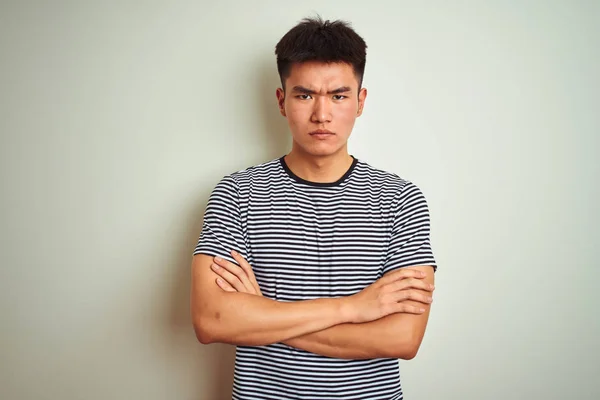 Jonge Aziatische Chinese Man Met Gestreept Shirt Geïsoleerde Witte Achtergrond — Stockfoto