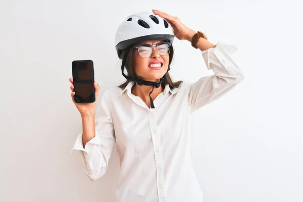 Młoda Bizneswoman Nosząca Kask Rowerowy Trzymająca Smartfona Białym Tle Zestresowana — Zdjęcie stockowe