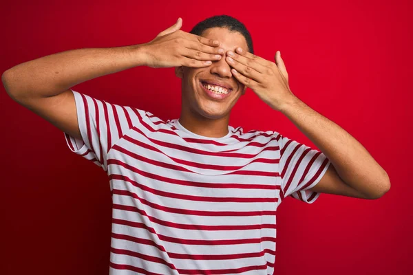 Jonge Knappe Arabische Man Met Gestreept Shirt Geïsoleerde Rode Achtergrond — Stockfoto