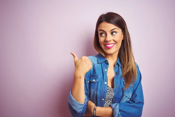 Jonge Mooie Vrouw Staan Roze Geïsoleerde Achtergrond Glimlachen Met Gelukkig — Stockfoto