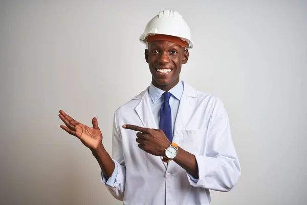 Африканский Американский Инженер Мужчина Пальто Шлеме Изолированном Белом Фоне Поражен — стоковое фото