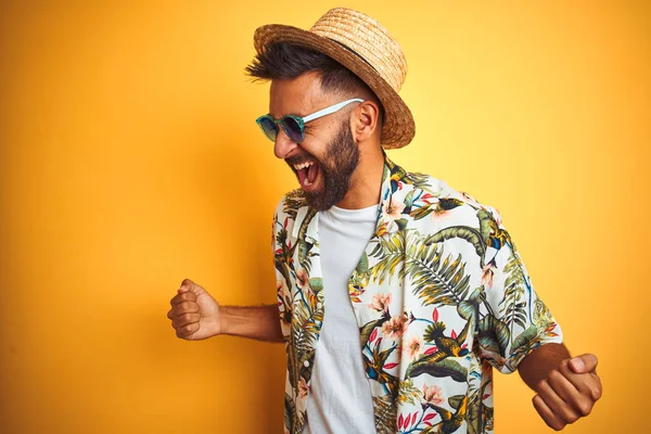 Hombre Indio Vacaciones Con Gafas Sol Camisa Floral Sombrero Sobre — Foto de Stock