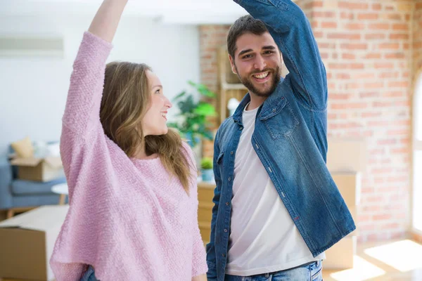 Ungt Par Dansar Firar Flyttar Till Lägenhet Runt Pappkartonger — Stockfoto