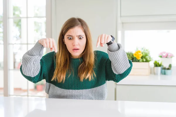 Jonge Mooie Size Vrouw Met Casual Gestreepte Trui Wijzend Naar — Stockfoto