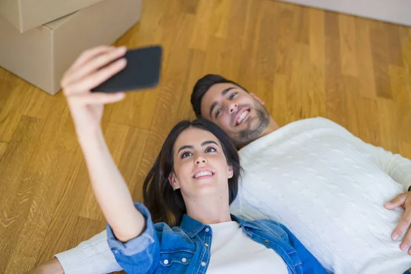 Ungt Par Som Ligger Golvet Nya Huset Tar Selfie Foto — Stockfoto