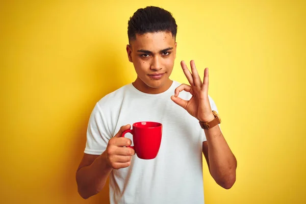 Mladý Brazilský Muž Pít Šálek Kávy Stojí Nad Izolovaným Žlutým — Stock fotografie