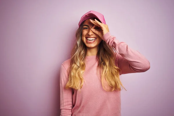 Young Beautiful Woman Wearing Cap Pink Isolated Background Doing Gesture — Stock Photo, Image
