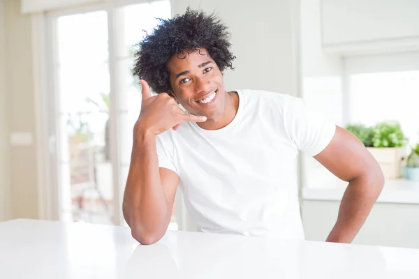Mladý Africký Američan Oblečený Obyčejném Bílém Tričku Sedí Doma Usmívá — Stock fotografie