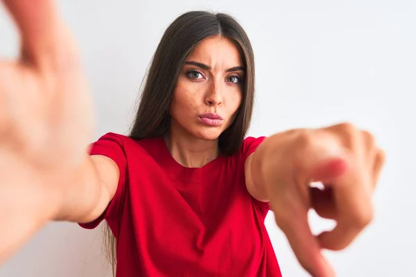 Piękna Kobieta Czerwonym Shircie Zrobić Selfie Przez Kamerę Odizolowanym Białym — Zdjęcie stockowe