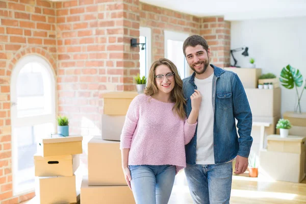 Casal Jovem Torno Caixas Papelão Muito Feliz Mudar Para Uma — Fotografia de Stock