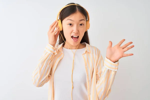 Junge Chinesin Hört Musik Über Kopfhörer Auf Isoliertem Weißem Hintergrund — Stockfoto