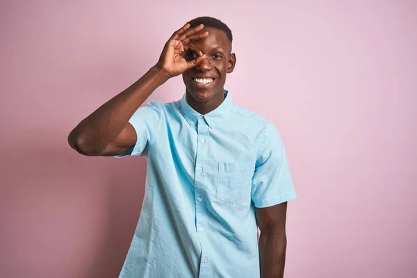 Afro Amerikaanse Man Draagt Blauw Casual Shirt Staan Geïsoleerde Roze — Stockfoto