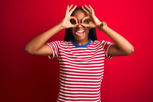 Joven Mujer Afroamericana Vistiendo Una Camiseta Rayas Pie Sobre Fondo —  Fotos de Stock