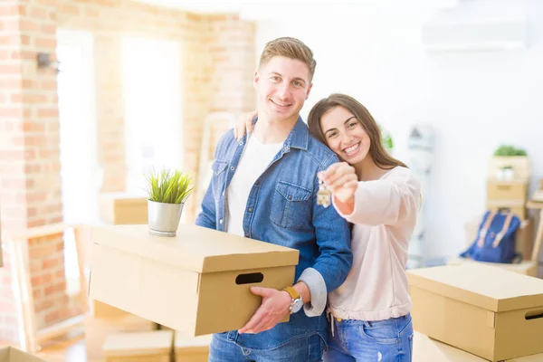 Bonito Jovem Casal Abraçando Amor Mostrando Chaves Nova Casa Sorrindo — Fotografia de Stock