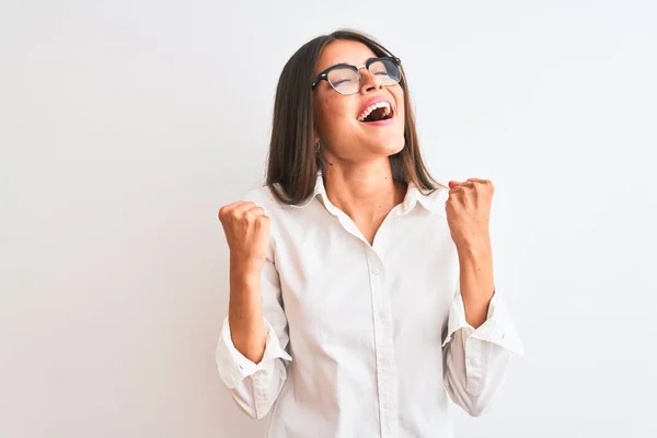 Junge Schöne Geschäftsfrau Mit Brille Steht Vor Isoliertem Weißen Hintergrund — Stockfoto