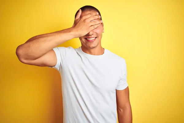 Joven Hombre Caucásico Vistiendo Casual Camiseta Blanca Sobre Fondo Aislado —  Fotos de Stock