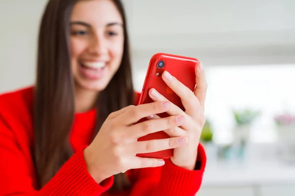 Jovem Mulher Usando Smartphone Sorrindo Mensagens Texto Felizes Digitação — Fotografia de Stock
