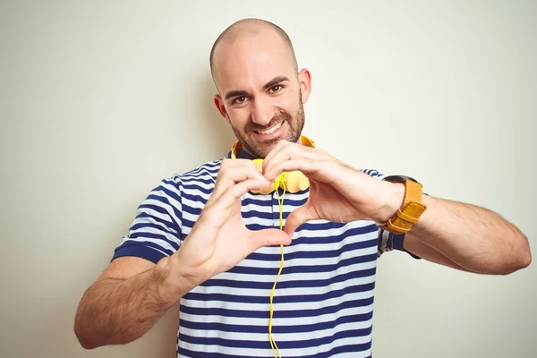 Jongeman Luisterend Naar Muziek Met Gele Koptelefoon Geïsoleerde Achtergrond Glimlachend — Stockfoto