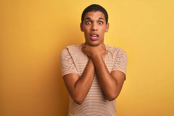 Jonge Knappe Arabische Man Met Gestreept Shirt Geïsoleerde Gele Achtergrond — Stockfoto