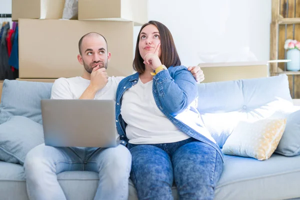 Junges Paar Sitzt Auf Dem Sofa Kartons Herum Zieht Mit — Stockfoto