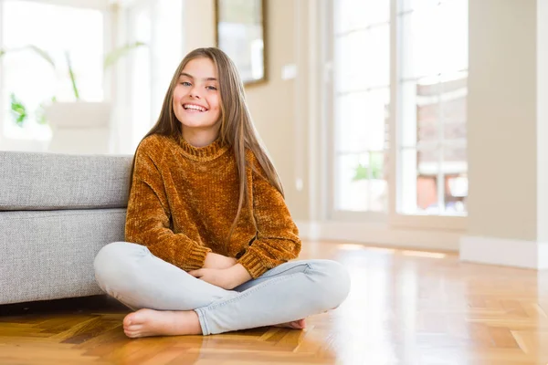 Vacker Ung Flicka Unge Sitter Golvet Hemma Med Glad Och — Stockfoto