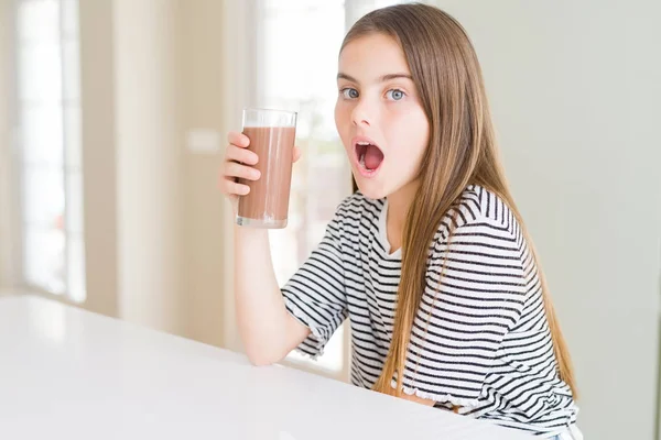 Schöne Junge Mädchen Kind Trinkt Frische Leckere Schokolade Milchshake Als — Stockfoto
