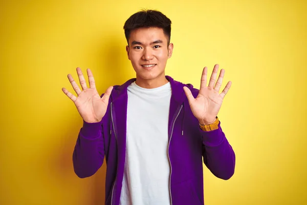 Jeune Asiatique Chinois Homme Portant Violet Sweat Shirt Debout Sur — Photo