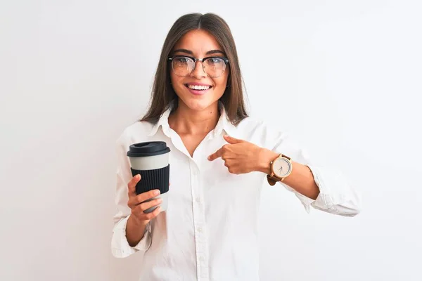 Joven Empresaria Con Gafas Bebiendo Café Sobre Fondo Blanco Aislado — Foto de Stock