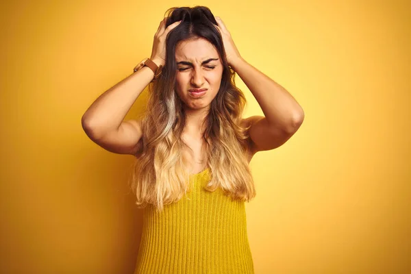 Mulher Bonita Jovem Vestindo Camiseta Sobre Fundo Isolado Amarelo Sofrendo — Fotografia de Stock