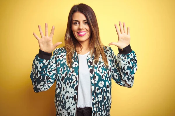 Joven Hermosa Mujer Con Chaqueta Casual Sobre Fondo Aislado Amarillo — Foto de Stock