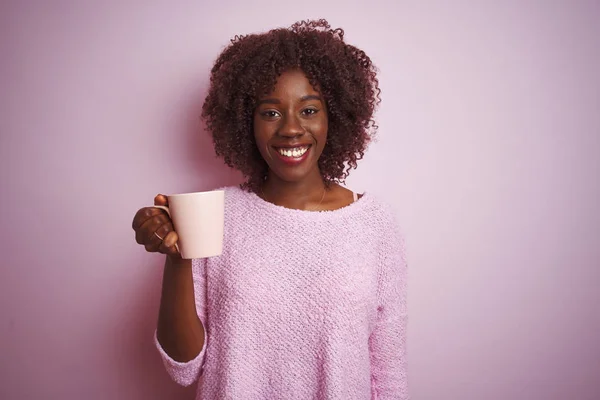 Mladý Africký Afro Žena Drží Šálek Kávy Stojí Nad Izolované — Stock fotografie