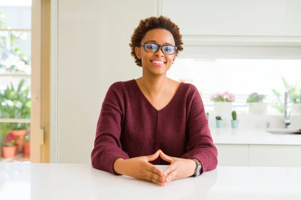 Mooie jonge Afrikaanse vrouw met afro haar bril — Stockfoto