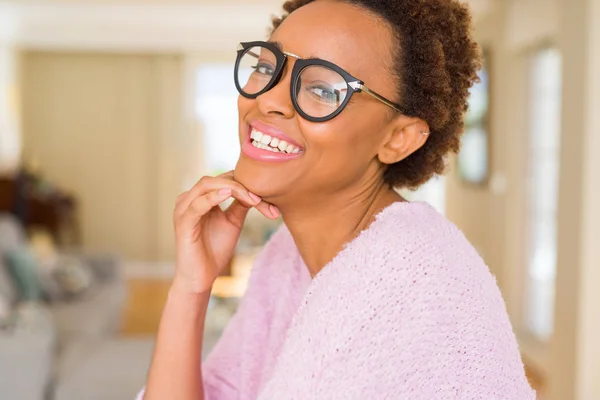 Jovem mulher africana bonita com cabelo afro usando óculos — Fotografia de Stock