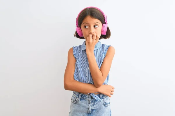 Bella Bambina Ascoltando Musica Utilizzando Cuffie Sfondo Bianco Isolato Cercando — Foto Stock
