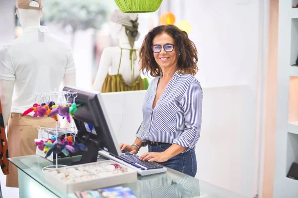 Middelbare Leeftijd Mooie Kleding Winkel Eigenaar Vrouw Glimlachend Gelukkig Vol — Stockfoto