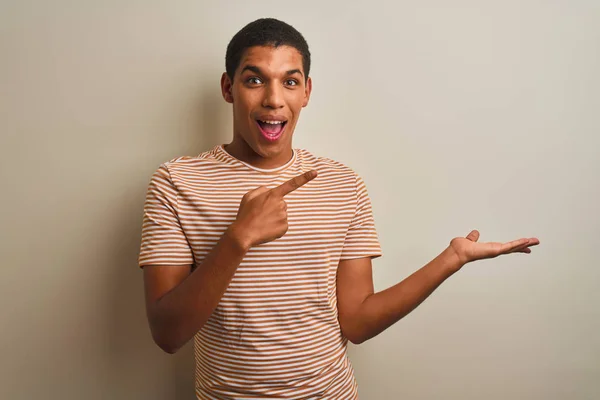 Jovem Bonito Árabe Homem Vestindo Listrado Shirt Sobre Isolado Branco — Fotografia de Stock