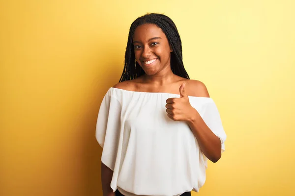 Ung Afrikansk Amerikansk Kvinna Bär Vit Shirt Stående Över Isolerad — Stockfoto