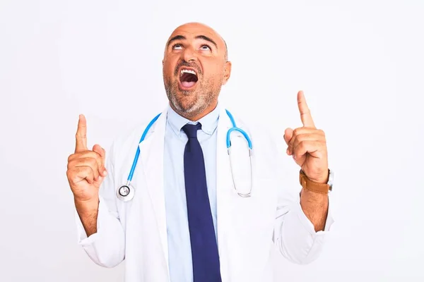 Lekarz Średnim Wieku Noszący Stetoskop Krawat Stojący Nad Odizolowanym Białym — Zdjęcie stockowe