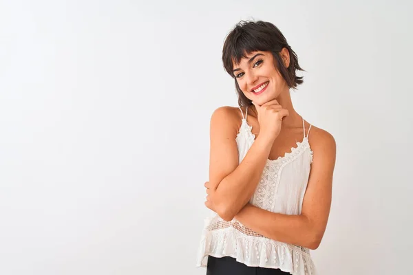 Joven Hermosa Mujer Con Camiseta Casual Verano Pie Sobre Fondo — Foto de Stock