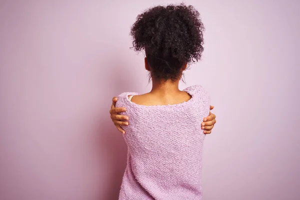 Wanita Muda African Amerika Mengenakan Sweater Musim Dingin Berdiri Atas — Stok Foto