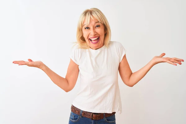 Mulher Meia Idade Vestindo Camiseta Casual Sobre Fundo Branco Isolado — Fotografia de Stock