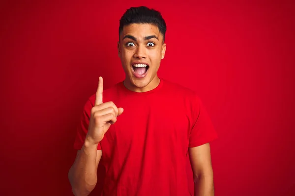 Jovem Brasileiro Vestindo Camiseta Sobre Fundo Vermelho Isolado Apontando Dedo — Fotografia de Stock
