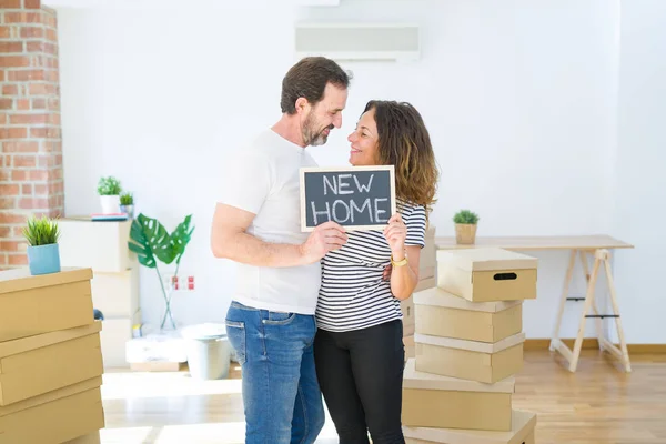 Casal sênior de meia-idade se mudando para uma nova casa, sorrindo feliz em — Fotografia de Stock