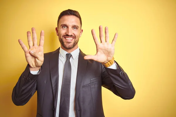 Joven Hombre Negocios Guapo Sobre Fondo Aislado Amarillo Mostrando Apuntando — Foto de Stock